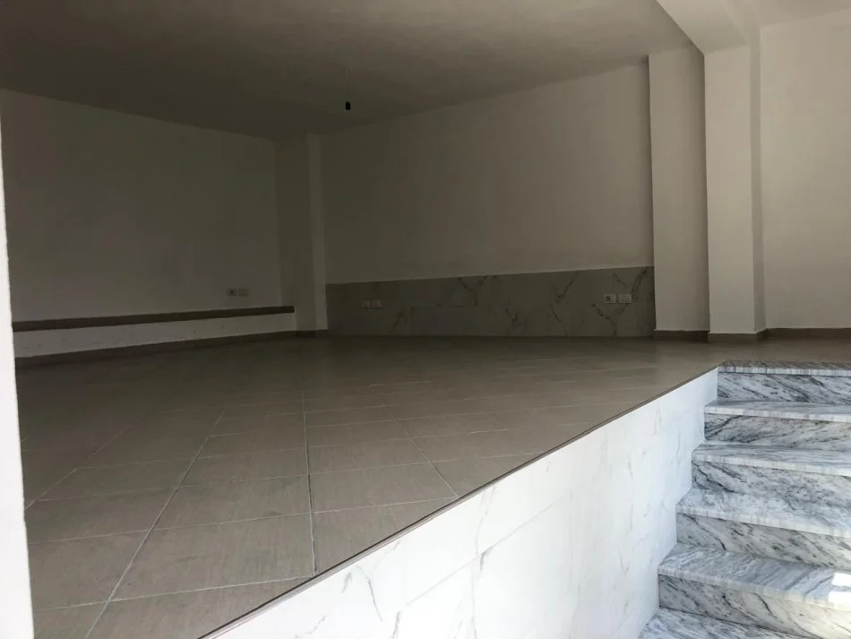 Tirane, shitet ambjent biznesi Kati 0, 100 m² 135.000 € (Te rruga e Qelqit ne Kombinat)