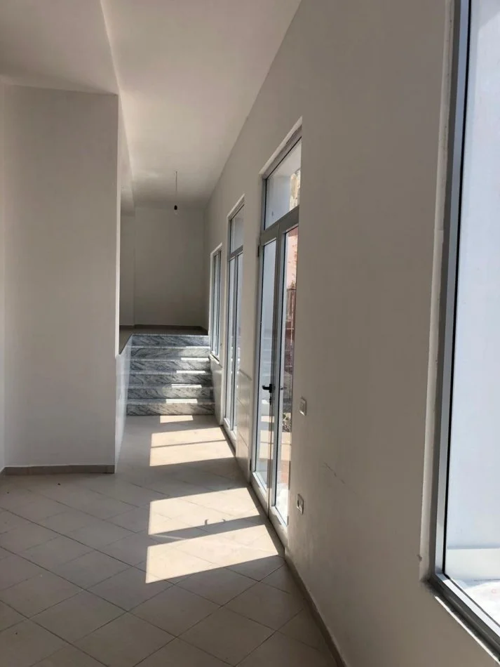 Tirane, shitet ambjent biznesi Kati 0, 100 m² 135.000 € (Te rruga e Qelqit ne Kombinat)