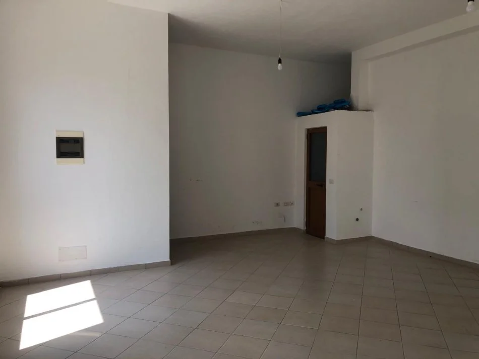 Tirane, shitet ambjent biznesi Kati 0, 100 m² 135.000 € (Te rruga e Qelqit ne Kombinat)