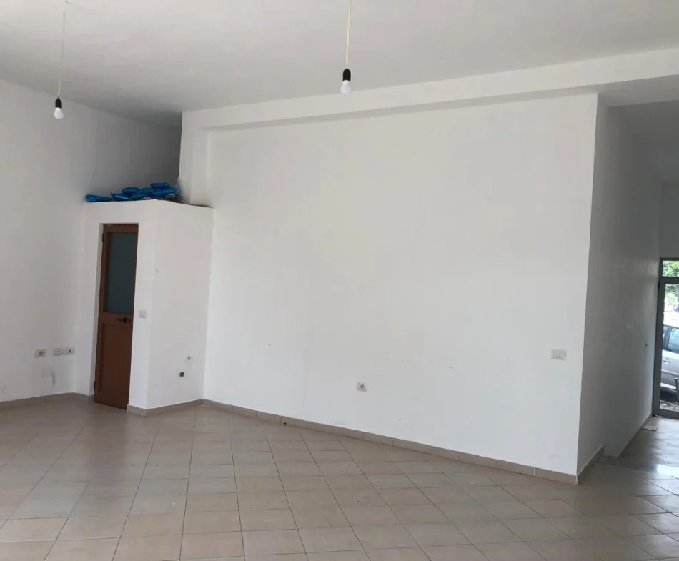 Tirane, shitet ambjent biznesi Kati 0, 100 m² 135.000 € (Te rruga e Qelqit ne Kombinat)