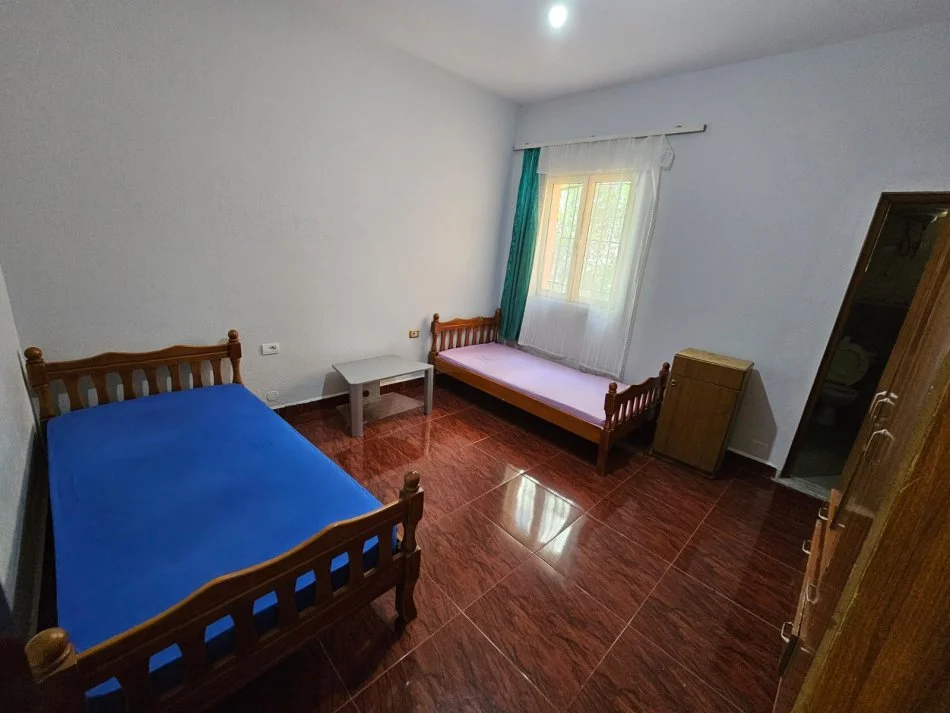 Tirane, jepet me qera apartament 3+1 Kati 1, 120 m² 500 € (prane pallatit te Sportit Asllan Rusi)