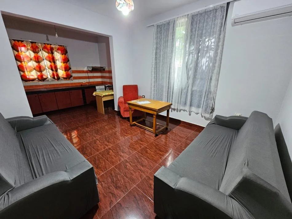 Tirane, jepet me qera apartament 3+1 Kati 1, 120 m² 500 € (prane pallatit te Sportit Asllan Rusi)