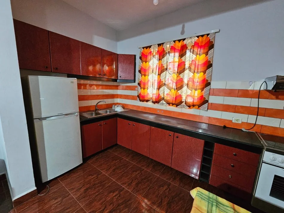 Tirane, jepet me qera apartament 3+1 Kati 1, 120 m² 500 € (prane pallatit te Sportit Asllan Rusi)