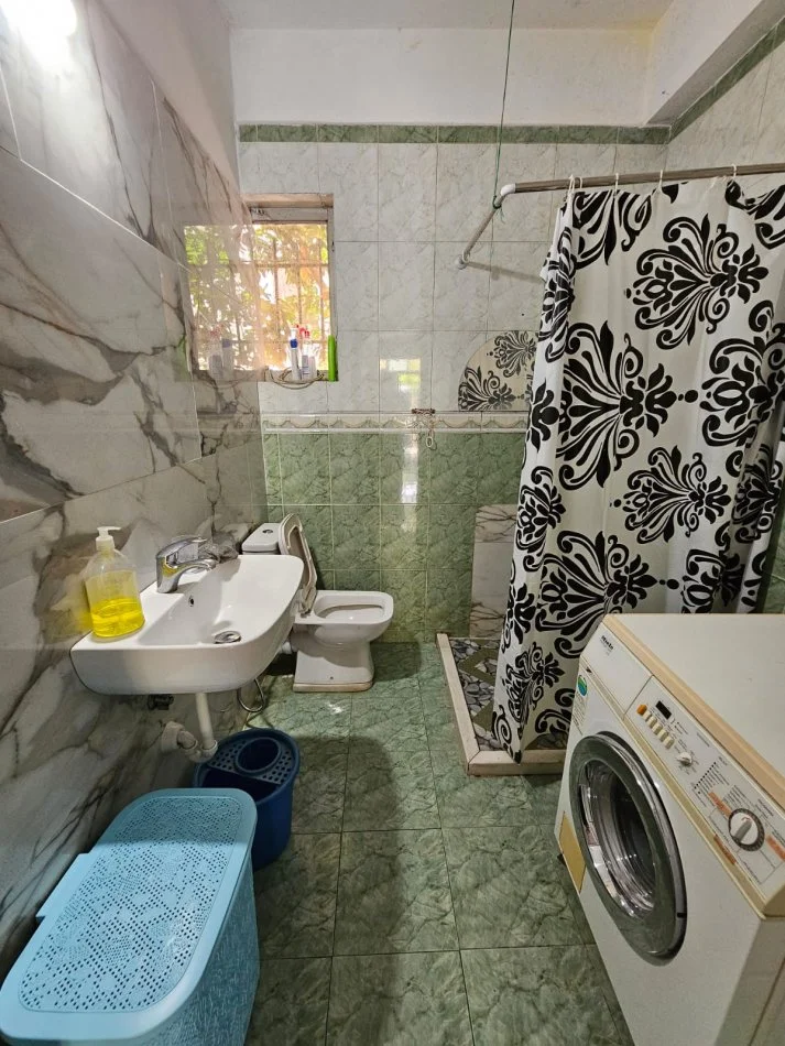 Tirane, jepet me qera apartament 3+1 Kati 1, 120 m² 500 € (prane pallatit te Sportit Asllan Rusi)