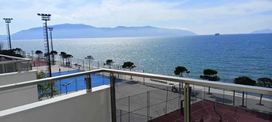 Vlore, jepet me qera apartament 2+1+Ballkon Kati 4, 76 m² 400 € (LUNGOMARE)