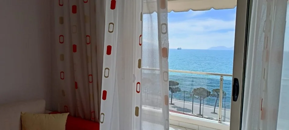 Vlore, jepet me qera apartament 2+1+Ballkon Kati 4, 76 m² 400 € (LUNGOMARE)