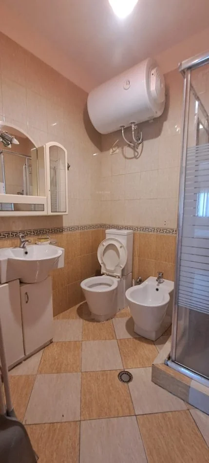 Tirane, jepet me qera apartament 2+1 Kati 8, 87 m² 650 € (Rruga e Kavajes)
