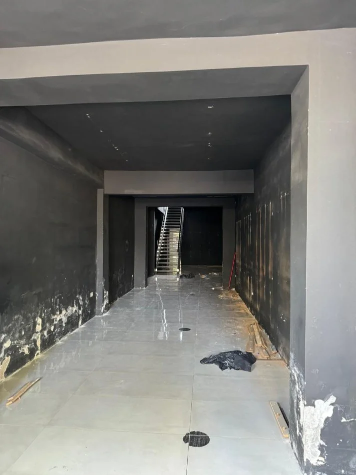 Tirane, jepet me qera dyqan Kati 0, 260 m² 7.000 € (bllok)