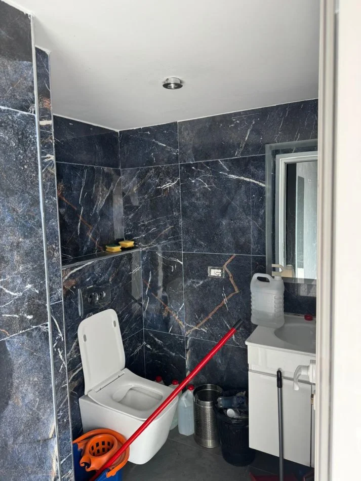 Tirane, jepet me qera dyqan Kati 0, 260 m² 7.000 € (bllok)