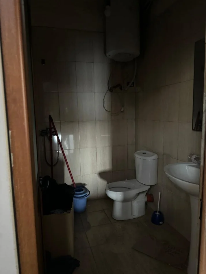 Tirane, jepet me qera dyqan Kati 0, 260 m² 7.000 € (bllok)