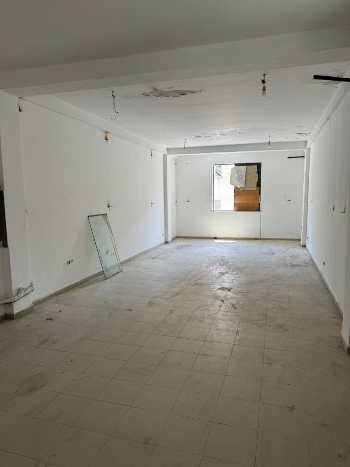 Tirane, jepet me qera dyqan Kati 0, 260 m² 7.000 € (bllok)