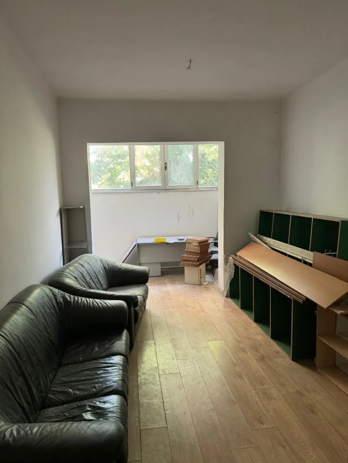 Tirane, jepet me qera dyqan Kati 0, 260 m² 7.000 € (bllok)