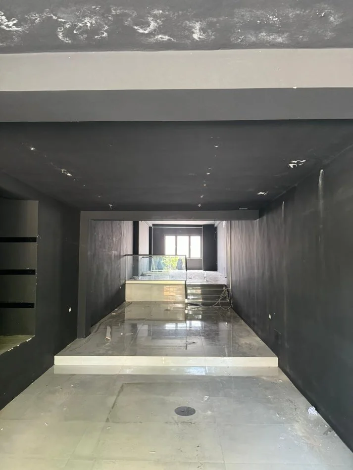 Tirane, jepet me qera dyqan Kati 0, 260 m² 7.000 € (bllok)