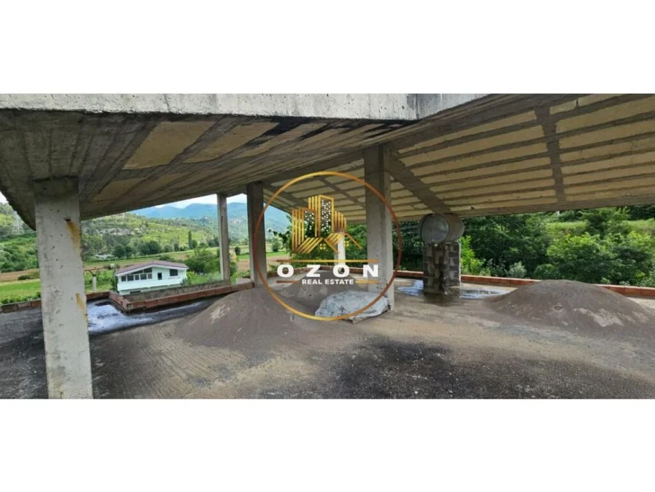 Shitet Shtëpi 3-katëshe me Truall në Ibën e Poshtme!