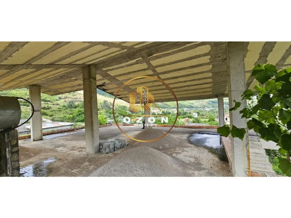 Shitet Shtëpi 3-katëshe me Truall në Ibën e Poshtme!