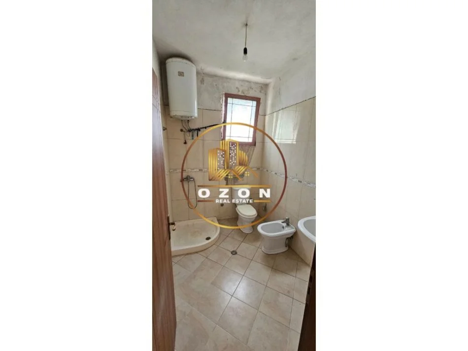 Shitet Shtëpi 3-katëshe me Truall në Ibën e Poshtme!