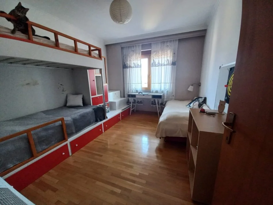 Tirane, jepet me qera apartament 3+1+Ballkon Kati 8, 143 m² 900 € (Rr Elbasanit)