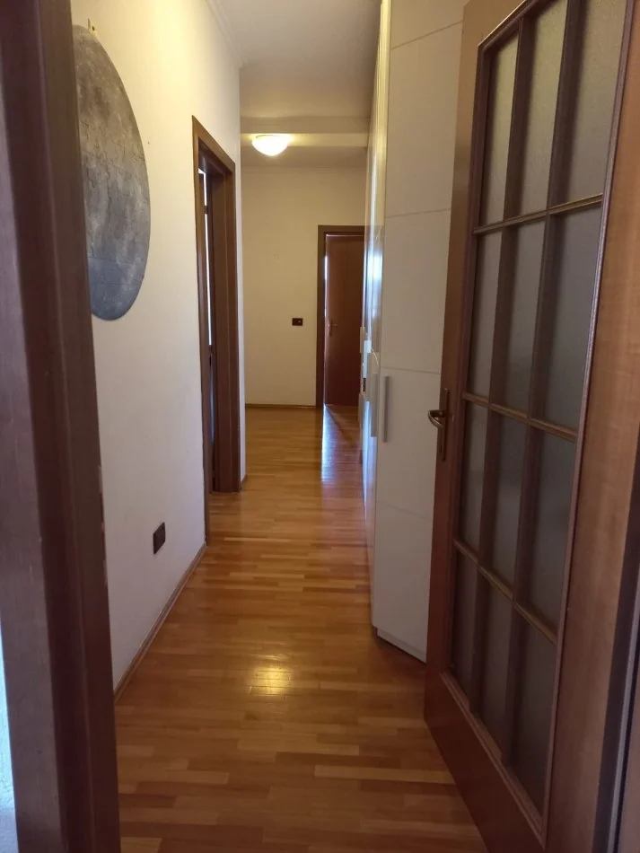 Tirane, jepet me qera apartament 3+1+Ballkon Kati 8, 143 m² 900 € (Rr Elbasanit)