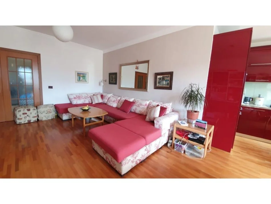 Tirane, jepet me qera apartament 3+1+Ballkon Kati 8, 143 m² 900 € (Rr Elbasanit)