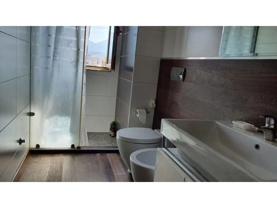 Tirane, jepet me qera apartament 3+1+Ballkon Kati 8, 143 m² 900 € (Rr Elbasanit)