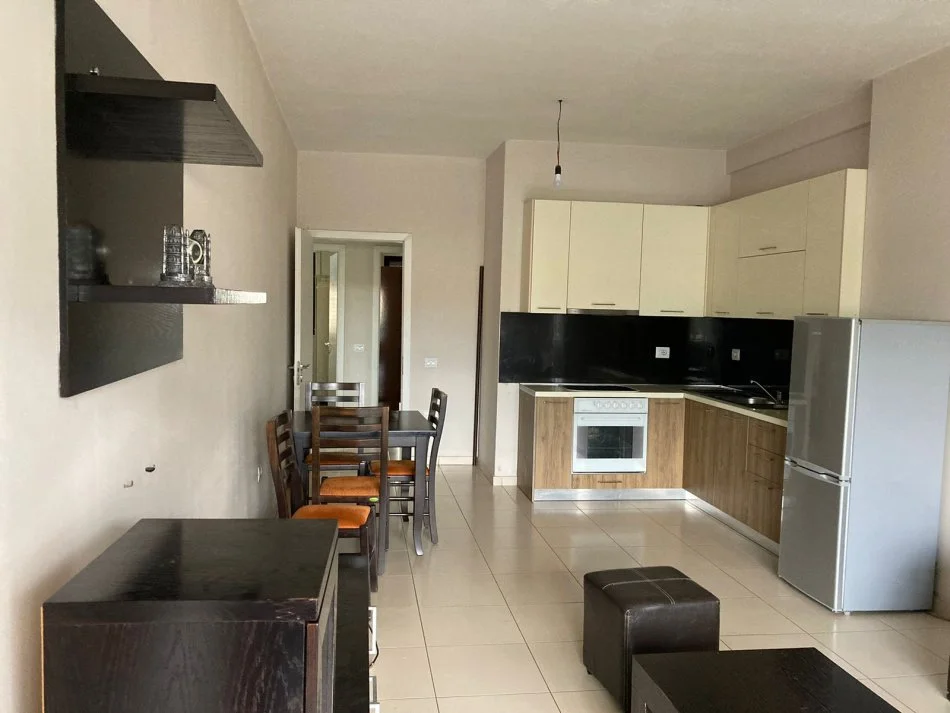 Tirane, jepet me qera 2+1 Kati 1, 130 m² 500 € (Astir)