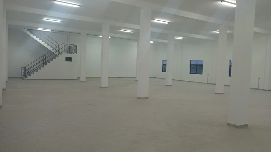 Tirane, jepet me qera magazine Kati 0, 1.400 m² 6.000 € (Autostrada Tr-Dr)