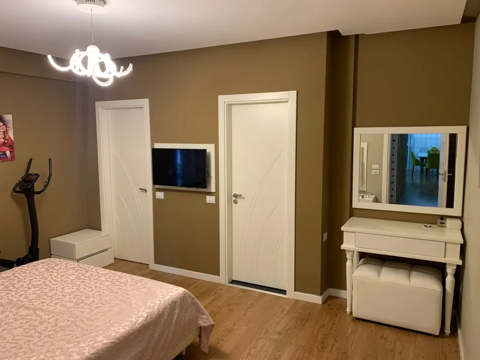 Tirane, jepet me qera apartament 2+1 Kati 5, 115 m² 800 € (Kompleks Kontakt te 21 Dhjetori)