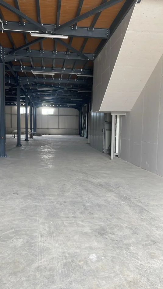 Tirane, jepet me qera magazine Kati 0, 1.700 m² 4.500 € (Autostrada Tr-Dr)