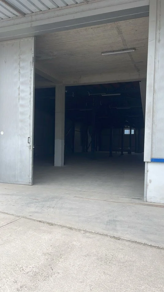 Tirane, jepet me qera magazine Kati 0, 1.700 m² 4.500 € (Autostrada Tr-Dr)