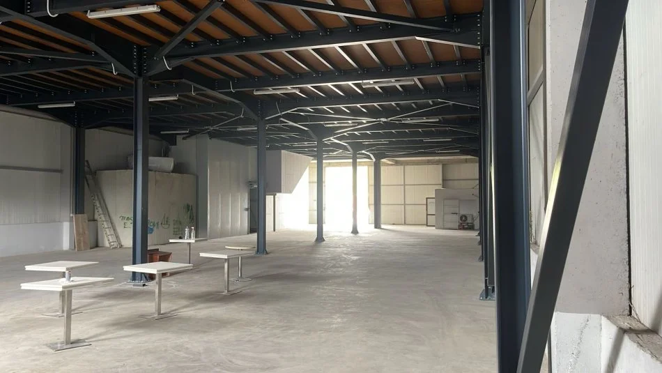 Tirane, jepet me qera magazine Kati 0, 1.700 m² 4.500 € (Autostrada Tr-Dr)