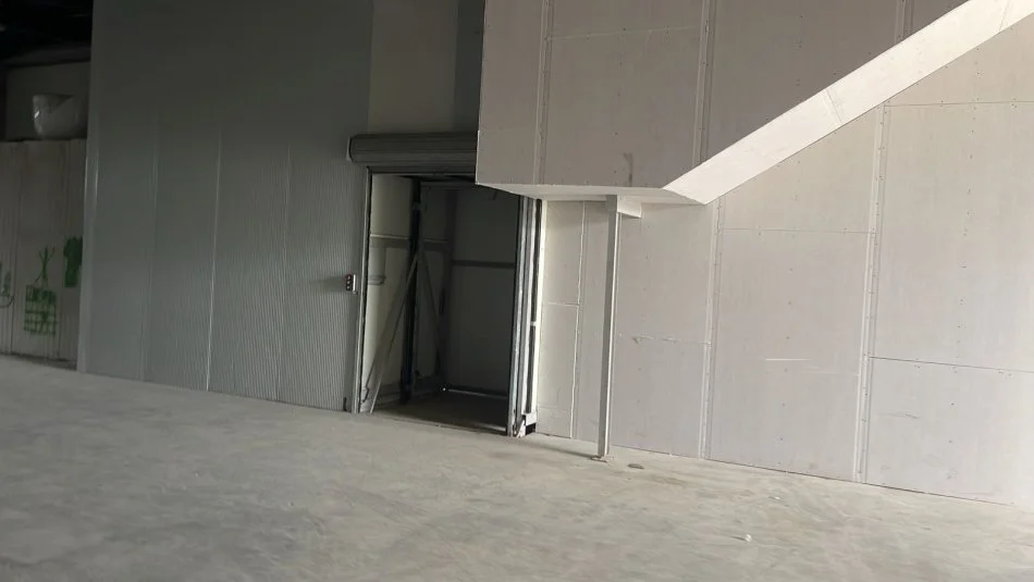 Tirane, jepet me qera magazine Kati 0, 1.700 m² 4.500 € (Autostrada Tr-Dr)