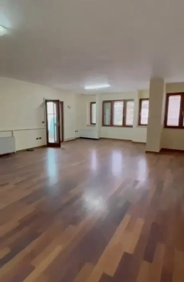 Tirane, jepet me qera ambjent biznesi Kati 5, 170 m² 1.600 € (Bllok)