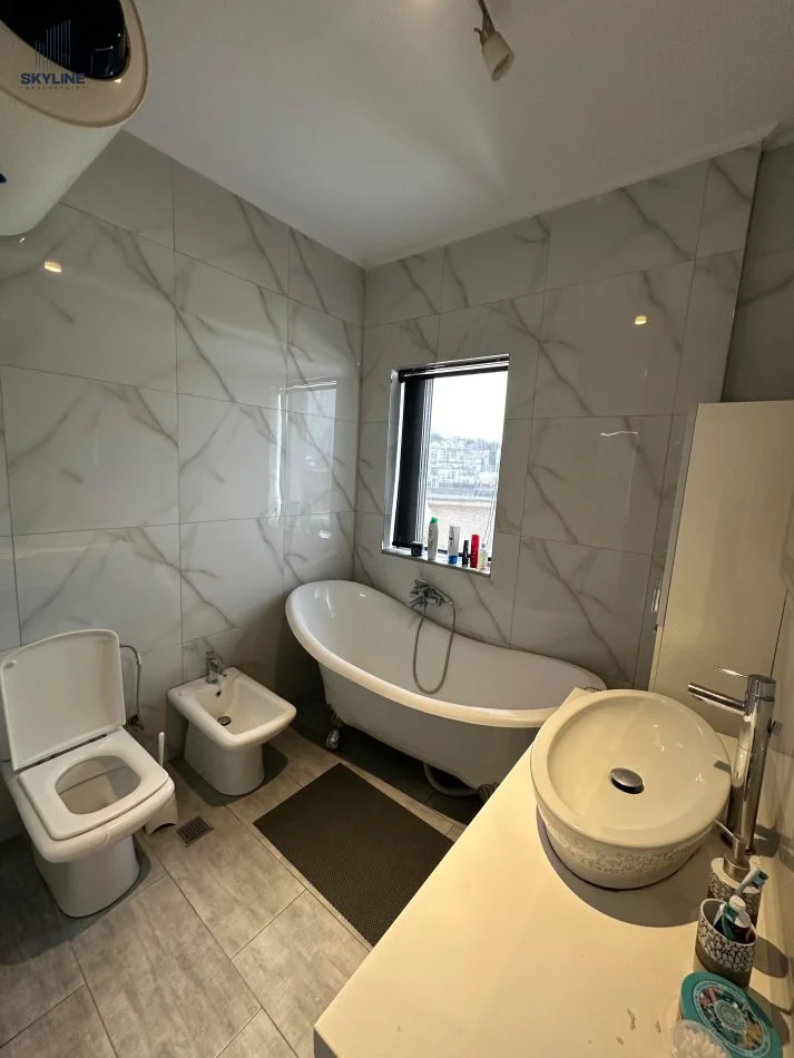 Tirane, jepet me qera apartament 3+1+Ballkon Kati 3,  (rruga peti)