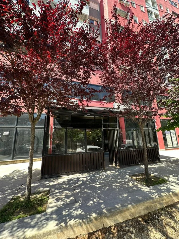 Tirane, jepet me qera ambjent biznesi Kati 0, 89 m² 800 € (Rruga Bedri Karapici, Perballe Spitalit Amerikan 3)