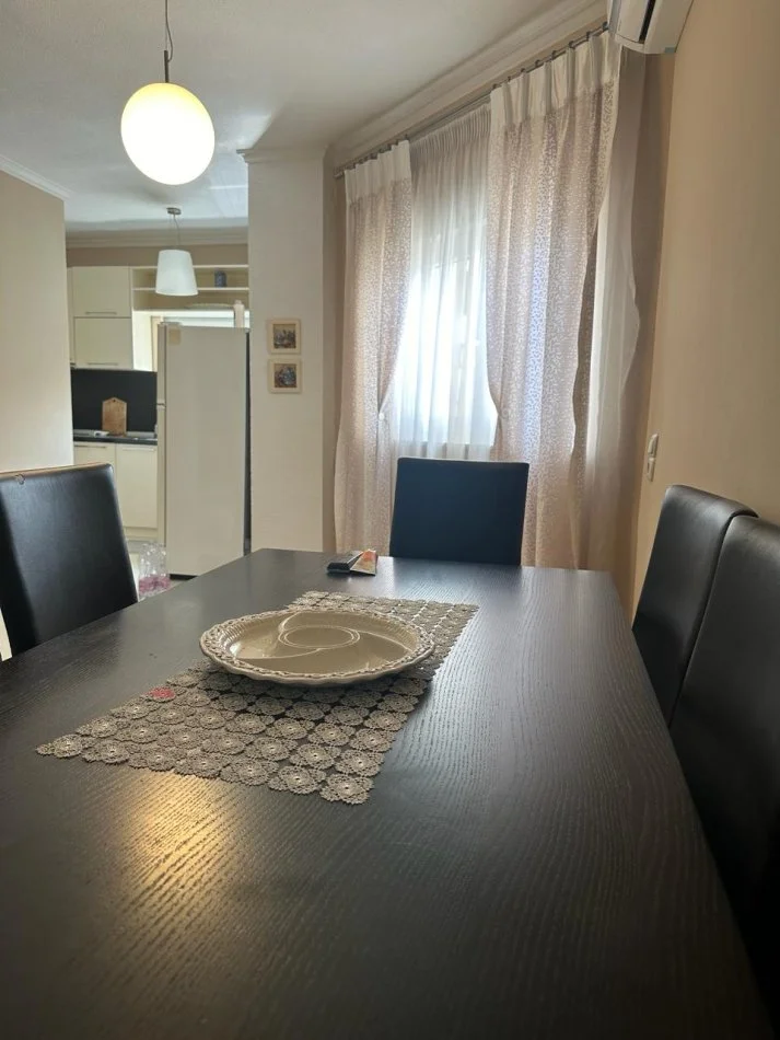 Tirane, jap me qera apartament 3+1+Ballkon Kati 3, 130 m² 1.000 € (rruga kavajes)