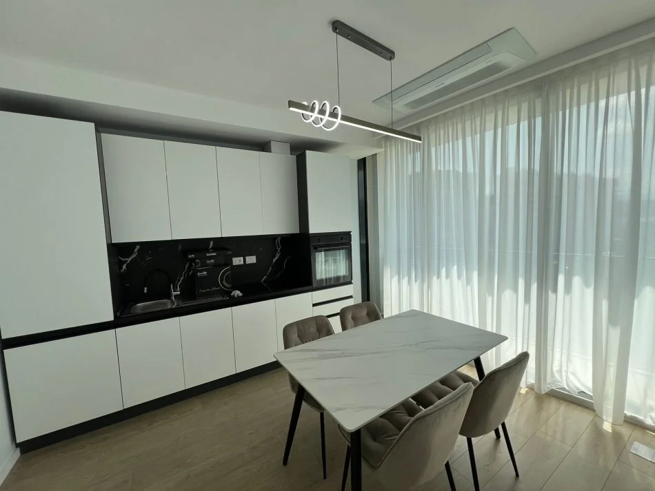 Tirane, jepet me qera apartament 1+1+Ballkon Kati 4, 98 m² 1.000 € (Lake View Rr Kosovareve)