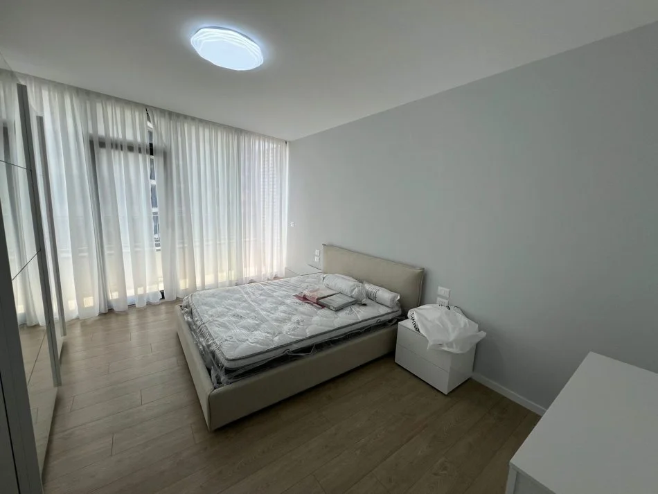 Tirane, jepet me qera apartament 1+1+Ballkon Kati 4, 98 m² 1.000 € (Lake View Rr Kosovareve)