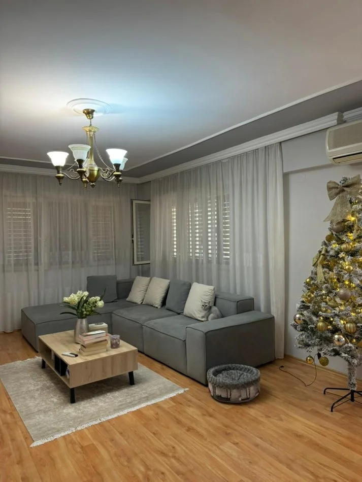 Tirane, jepet me qera apartament 3+1+Ballkon Kati 2, 150 m² 750 € (xhanfize keko)