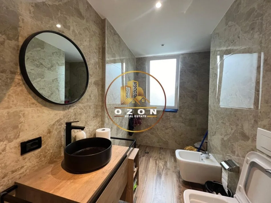 Ambient Biznesi Modern me qira pranë Gjykatës së Rrethit, Ish-Ekspozita në Qira 1050 €!