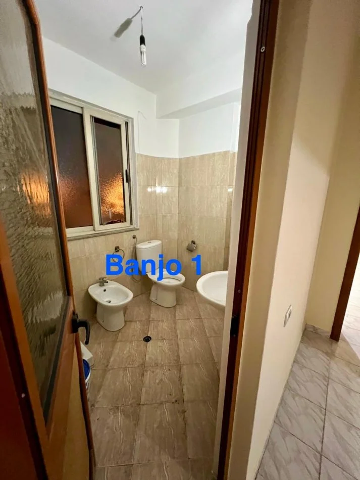 Tirane, jepet me qera apartament 4+1 Kati 3, 140 m² 500 € (rruga Haxhi Hysen Dalliu)