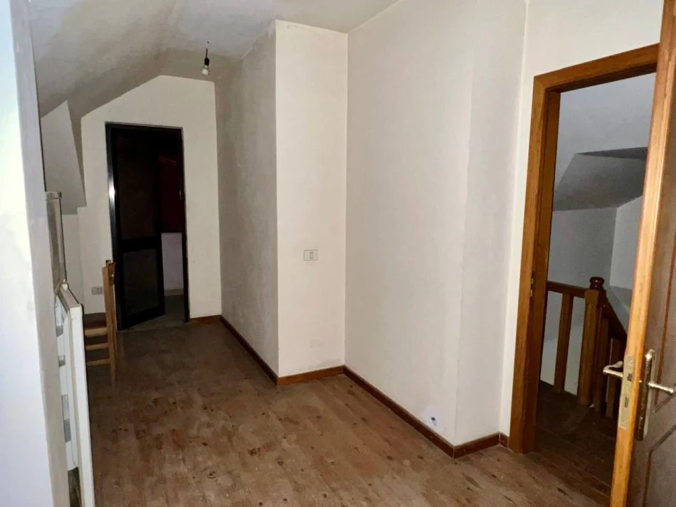 Tirane, jepet me qera apartament 4+1 Kati 3, 140 m² 500 € (rruga Haxhi Hysen Dalliu)