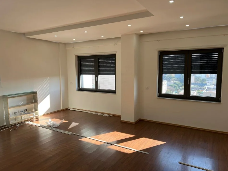 Tirane, jepet me qera ambjent biznesi Kati 7, 132 m² 1.200 € (Te Ring Center)