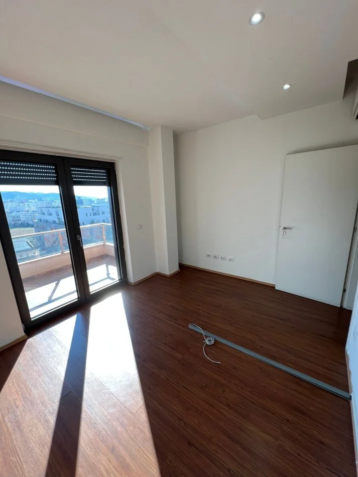 Tirane, jepet me qera ambjent biznesi Kati 7, 132 m² 1.200 € (Te Ring Center)