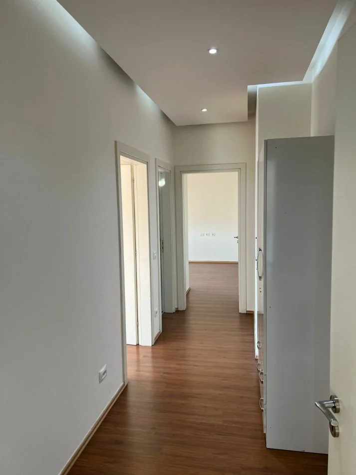 Tirane, jepet me qera ambjent biznesi Kati 7, 132 m² 1.200 € (Te Ring Center)