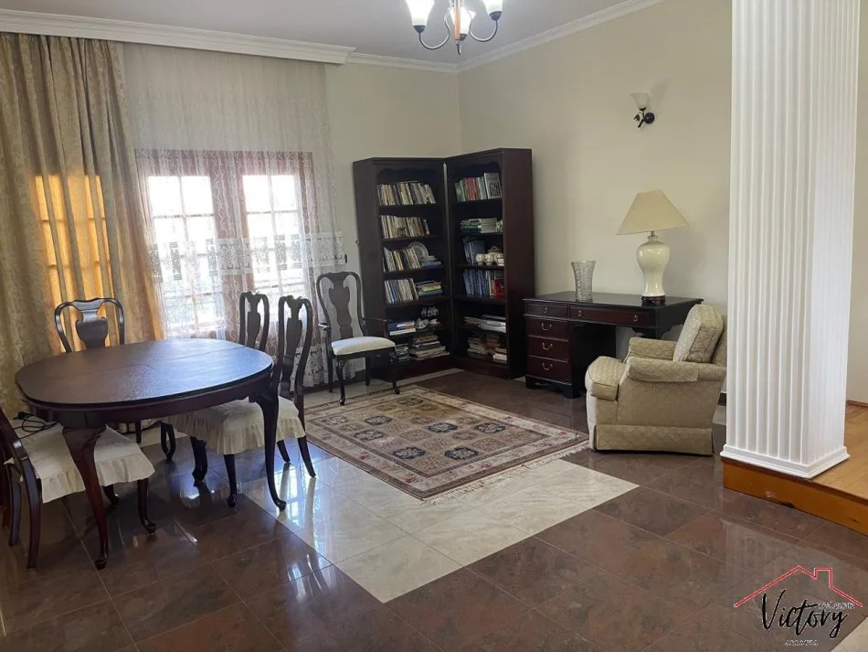 Tirane, jepet me qera apartament 3+1 Kati 1, 240 m² 1.000 € (Qytet Studenti)