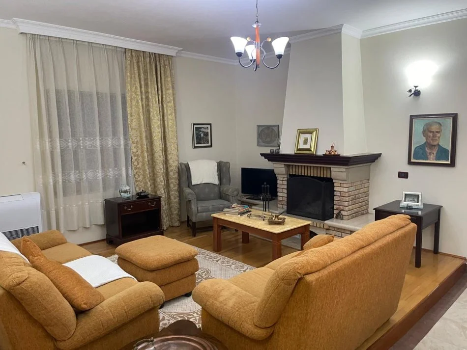 Tirane, jepet me qera Vile 3+1+Ballkon Kati 2, 240 m² 1.000 €