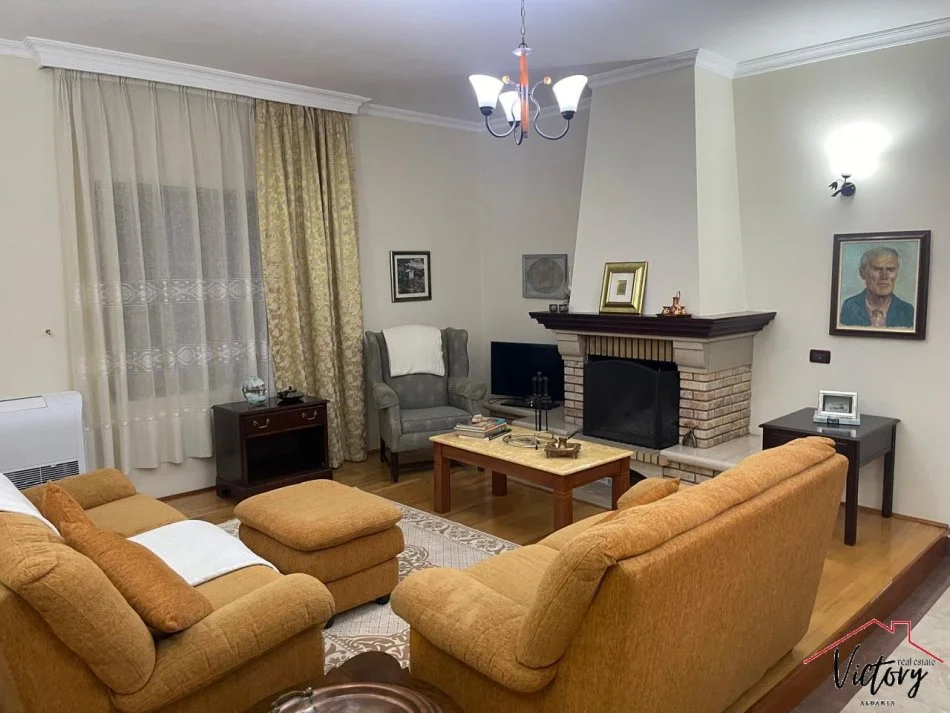 Tirane, jepet me qera apartament 3+1 Kati 1, 240 m² 1.000 € (Qytet Studenti)