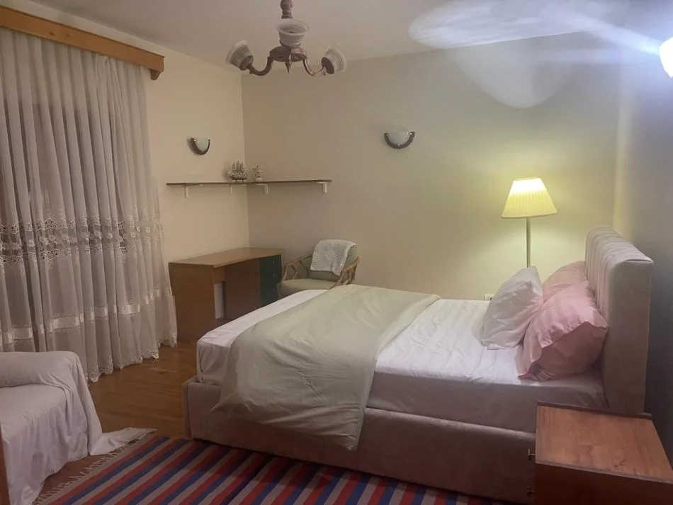 Tirane, jepet me qera Vile 3+1+Ballkon Kati 2, 240 m² 1.000 €