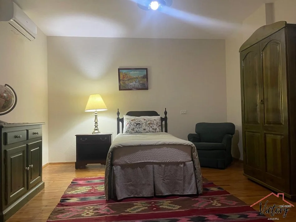 Tirane, jepet me qera apartament 3+1 Kati 1, 240 m² 1.000 € (Qytet Studenti)