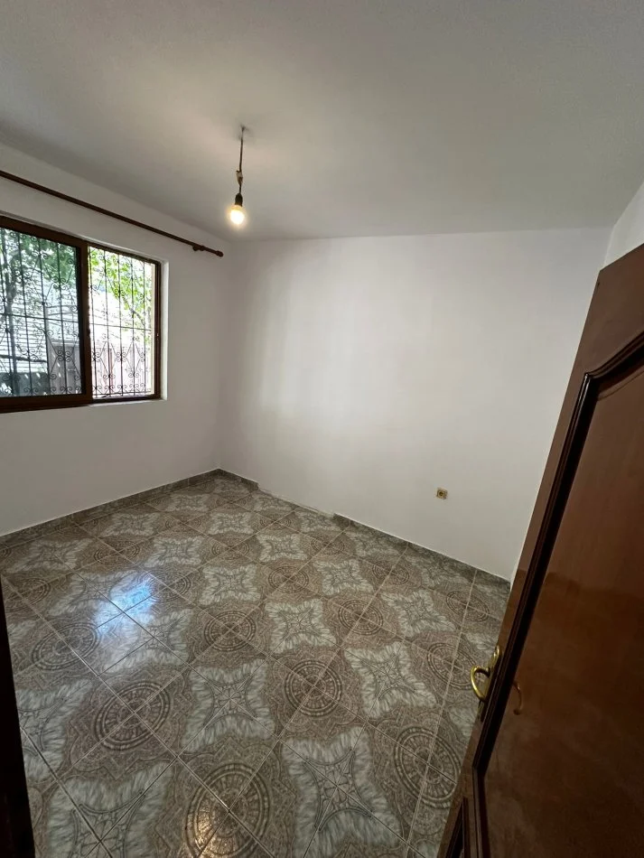 Tirane, jepet me qera shtepi 2+1+Ballkon Kati 0, 55 m² 300 € (Fiori Di Bosco)